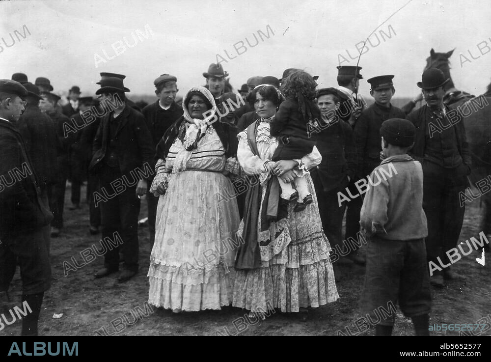 Völkerkunde:. Sinti und Roma. Sinti und Roma auf einem Pferdemarkt in Berlin. Foto, um 1910 (Otto Haeckel).