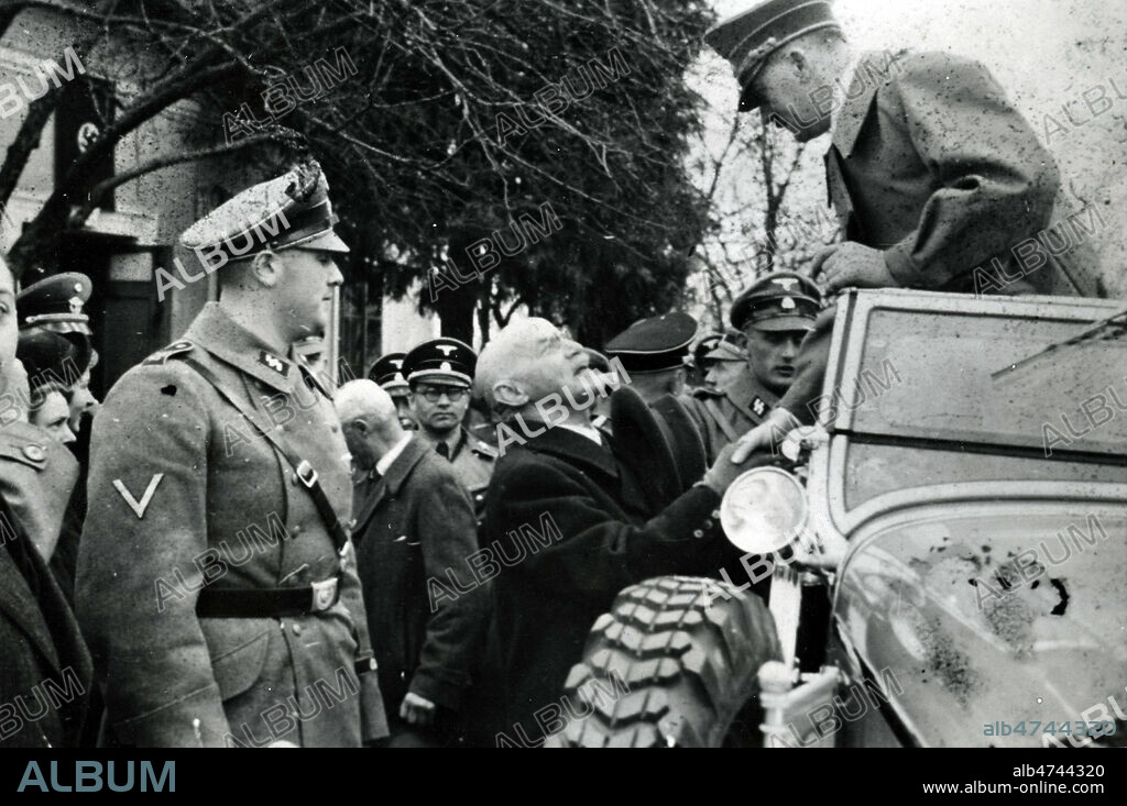 HITLER (1889-1945) et son ex-professeur d'histoire Leopold POETSCH (un nationaliste fanatique) a Leonding, en Autriche. Photographie de 1938. Credit : Collection NBL/KHARBINE-TAPABOR.
