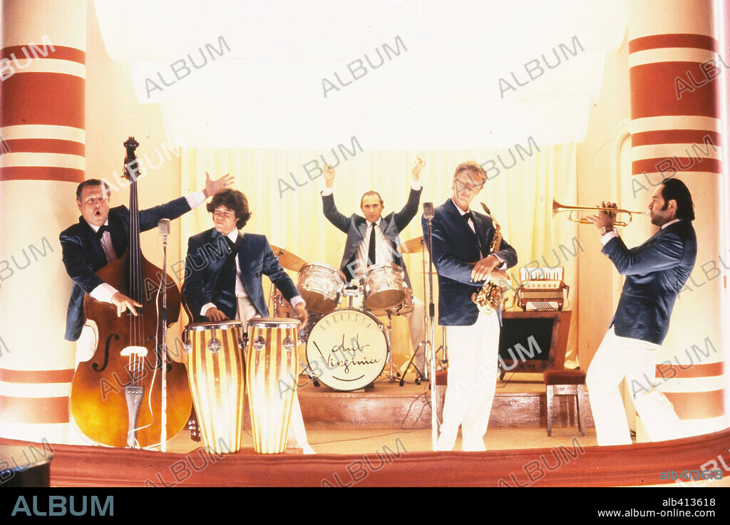 JORGE SANZ, JUAN ECHANOVE, PAU RIBA, QUIQUE SAN FRANCISCO y SANTIAGO RAMOS en ORQUESTA CLUB VIRGINIA, 1992, dirigida por MANUEL IBORRA. Copyright EL CATALEJO, P.C.