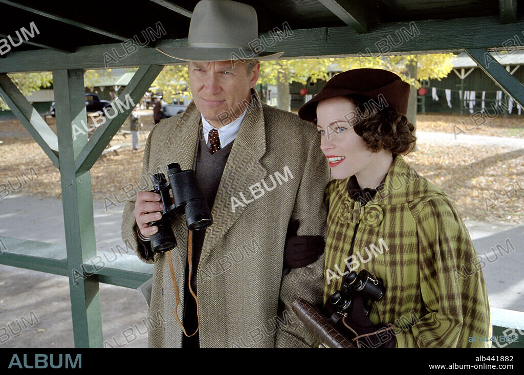 ELIZABETH BANKS and JEFF BRIDGES in SEABISCUIT, 2003, directed by GARY ROSS. Copyright UNIVERSAL PICTURES/DREAMWORKS SKU/SPYGLASS ENT/LANGER THAN L / DUHAMEL, FRANÇOIS.