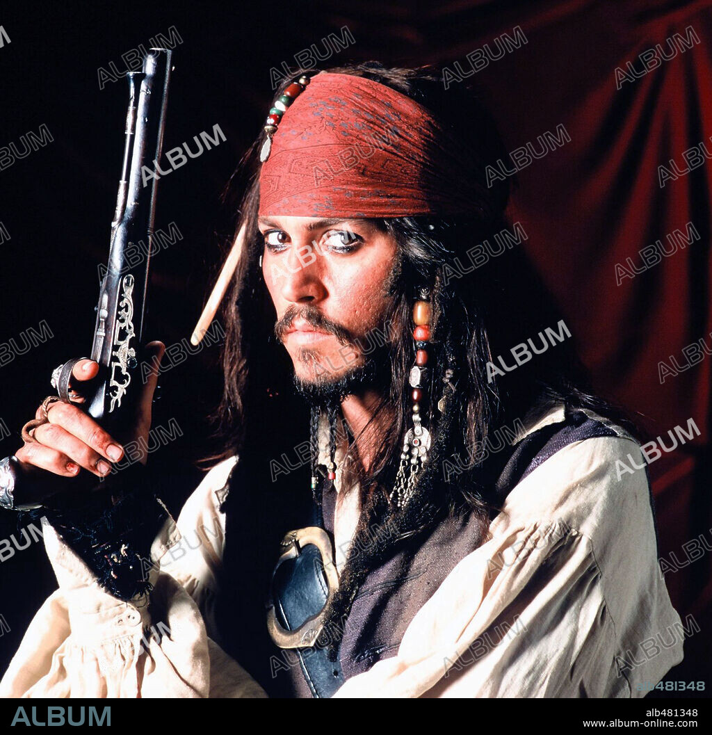 JOHNNY DEPP en PIRATAS DEL CARIBE: LA MALDICIÓN DE LA PERLA NEGRA, 2003 (PIRATES OF THE CARIBBEAN: THE CURSE OF THE BLACK PEARL), dirigida por GORE VERBINSKI. Copyright TOUCHSTONE PICTURES.