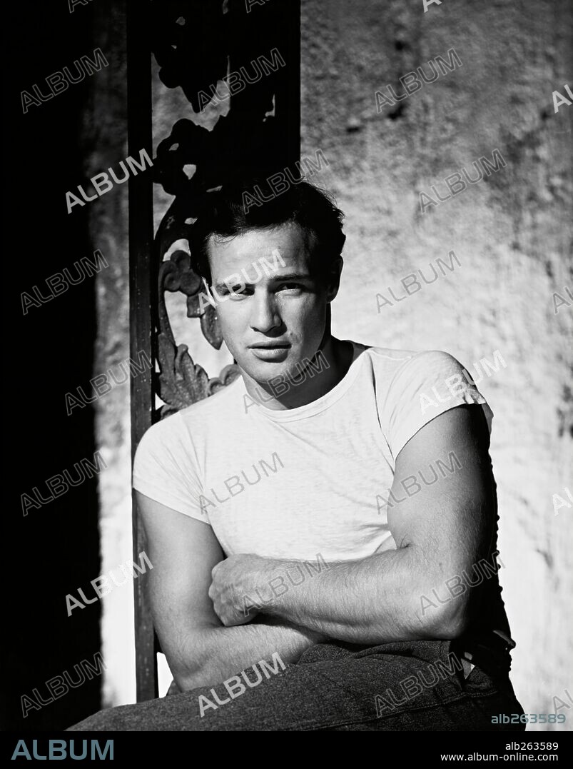 MARLON BRANDO dans A STREETCAR NAMED DESIRE, 1951, réalisé par ELIA KAZAN. Copyright WARNER BROTHERS / ENGSTEAD, JOHN.