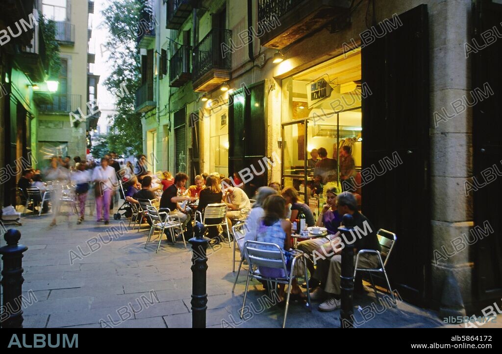 Calle/carrer Vidrieria, Barrio de La Ribera, bares, gente, vida nocturna/urbana, terrazas.