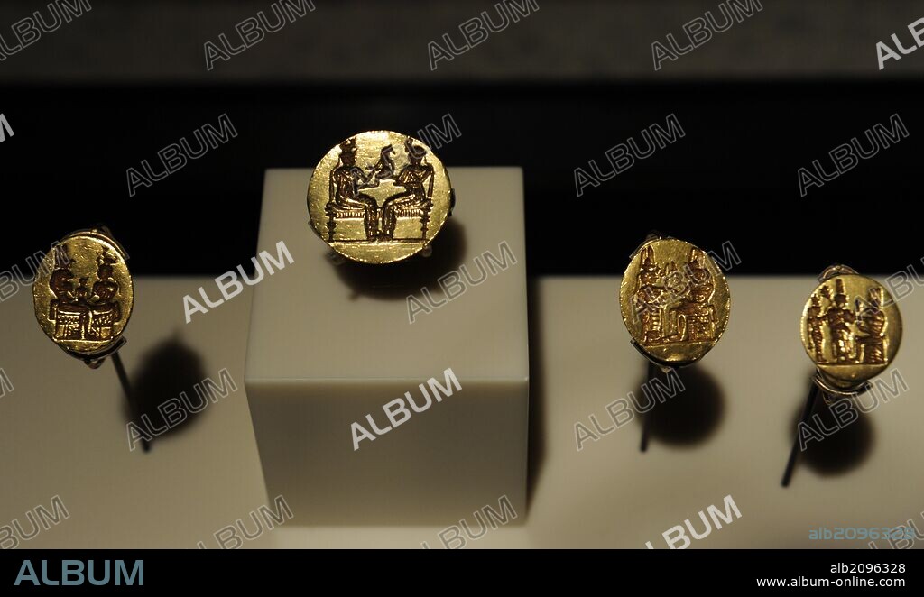 ARE EGIPCIO. EGIPTO. ANILLOS de oro. Decoración: rey, Amon-Zeus, Amon, Amon con cabeza de carnero. Neues Museum (Museo Nuevo). Berlín. Alemania. Europa.