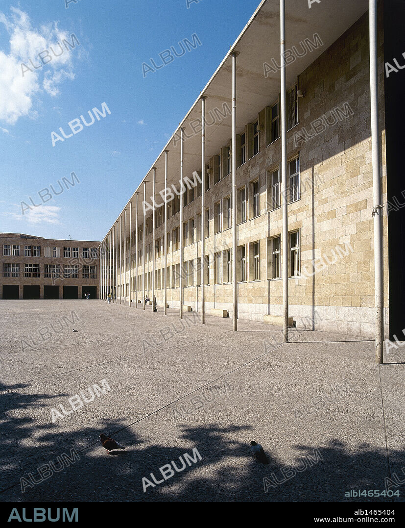 ARTE S. XX. ESPAÑA. MONEO, Rafael (n. Tudela,1937). Arquitecto español. AYUNTAMIENTO DE LOGROÑO. Vista del exterior del moderno edificio. La Rioja.