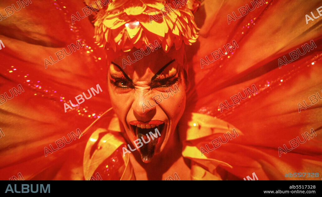 GUY PEARCE in ADVENTURES OF PRISCILLA, QUEEN OF THE DESERT, THE, 1994, directed by STEPHAN ELLIOTT. Copyright POLYGRAM.