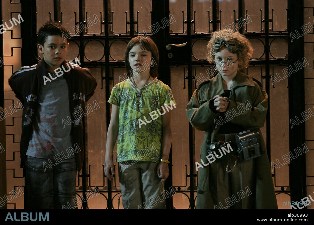 AZZDINE BENAJI, ELISA DRABBEN and JASPER HARRIS in LOS TOTENWACKERS, 2007, directed by IBON CORMENZANA. Copyright ARCADIA MOTION PICTURES/FILMANOVA INVEST/FUTURE FILMS LTD.