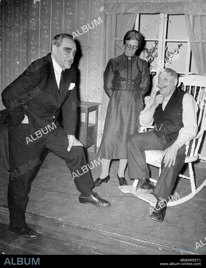 Farsta 1968-03-20. Författaren Vilhelm Moberg på scenen med Änkeman Jarl (Gunnar Ekvall) och Tove Waltenburg på Farsta teater. Foto: Jan Björsell / SvD / TT / kod 12014.