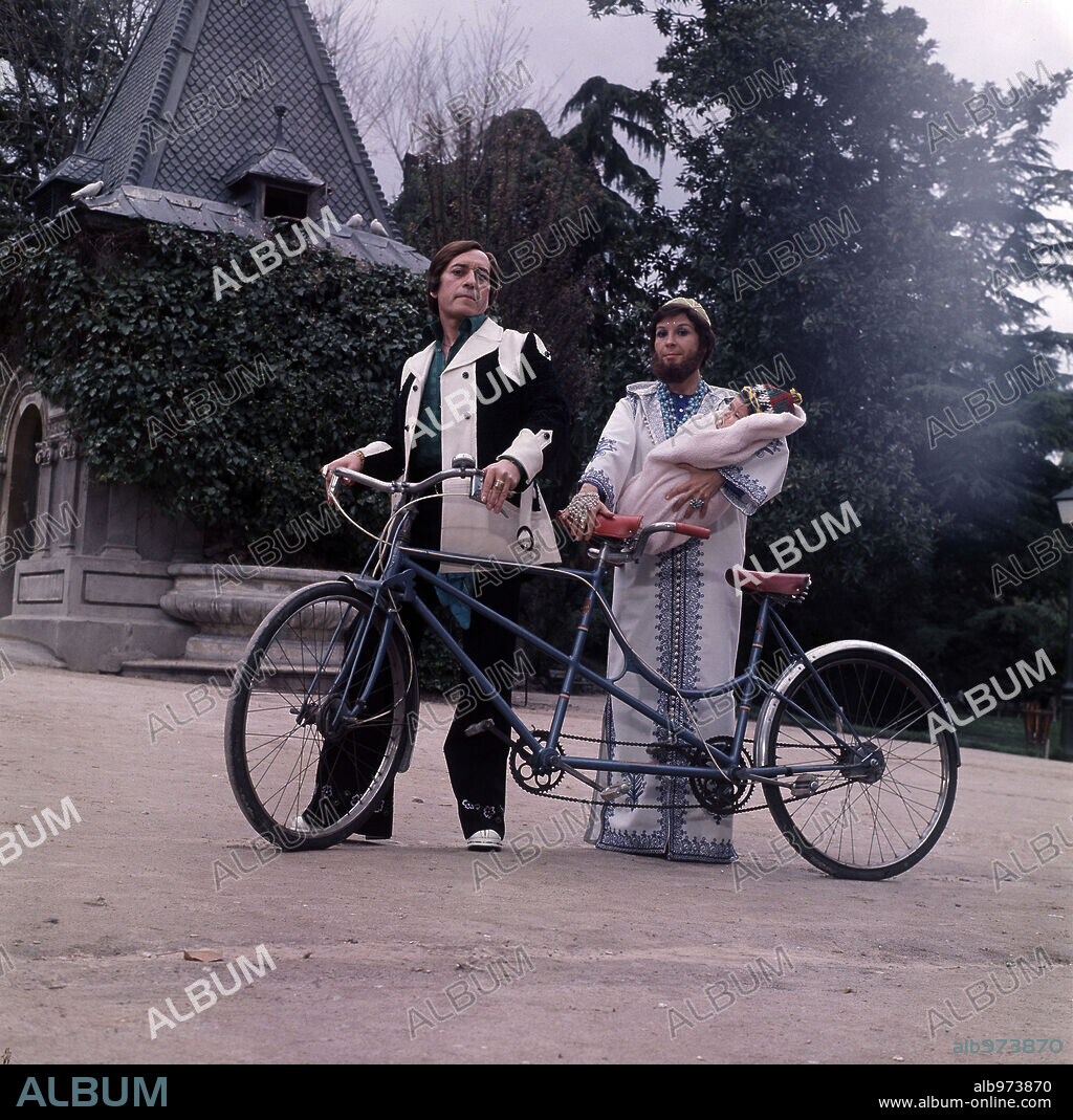 JOSE LUIS LOPEZ VAZQUEZ and LINA MORGAN in UNA PAREJA... DISTINTA, 1974, directed by JOSE MARIA FORQUE.