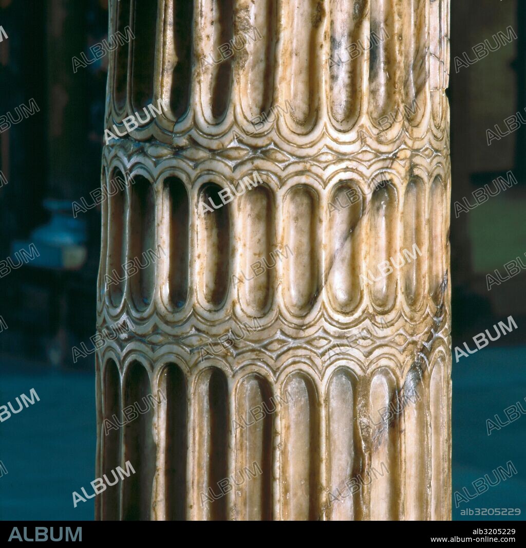 MEZQUITA DE CORDOBA. DETALLE FUSTE COLUMNA.  CORDOBA, ESPAÑA.