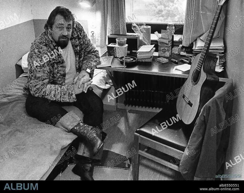 ARKIV 761211 - Cornelis Vreeswijk tillbringar helgerna på Svartsjöanstalten. På bilden har han sin gitarr med sig i cellen.. Foto: Jacob Forsell Kod: 14. COPYRIGHT SCANPIX SWEDEN.
