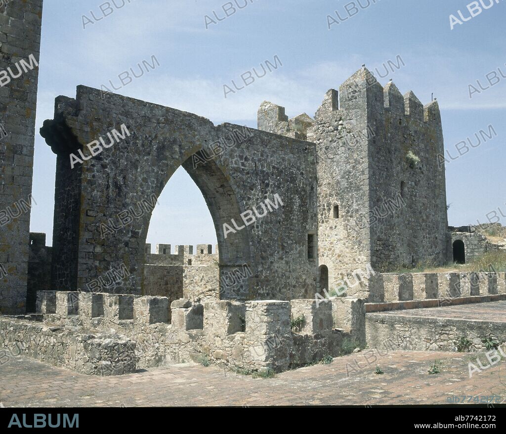 ARCO DEL PATIO DEL CASTILLO DE ALBURQUERQUE MANDADO CONSTRUIR POR DON ALONSO SANCHEZ EN 1276 PASO EN EL SIGLO XV A MANOS DE DON ALVARO DE LUNA.