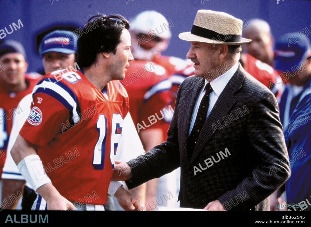 GENE HACKMAN y KEANU REEVES en EQUIPO A LA FUERZA, 2000 (THE REPLACEMENTS), dirigida por HOWARD DEUTCH. Copyright WARNER BROS. PICTURES.