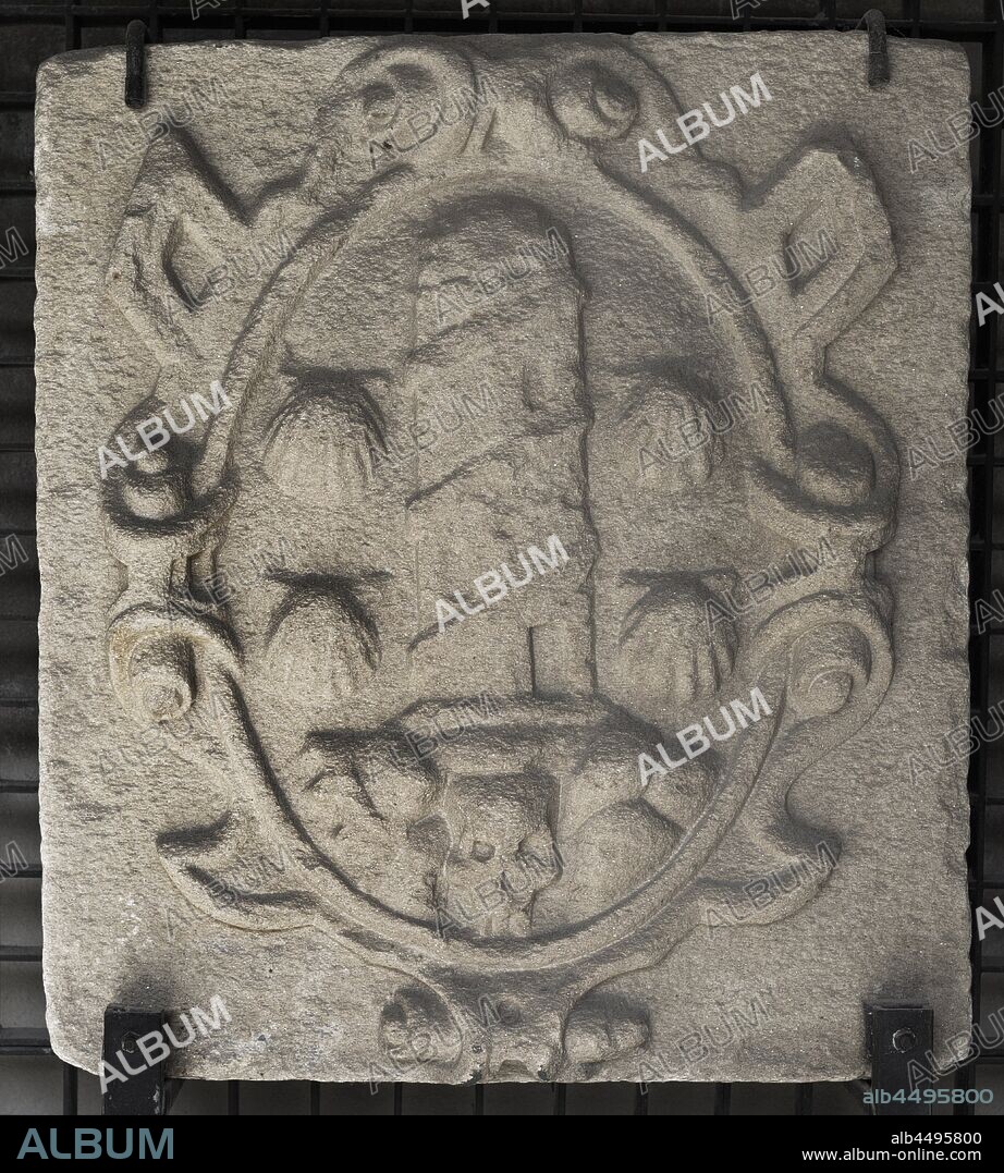 Escudo de La Coruña, siglo XVII. Puerta de la Torre de Arriba (Muralla de La Coruña). Representa a la torre de origen romano rodeada por una rampa helicoidal (anterior a la restauración del siglo XVII). Las vieiras hacen alusión a las peregrinaciones. Museo Arqueológico e Histórico (Castillo de San Antón). La Coruña. Galicia. España.