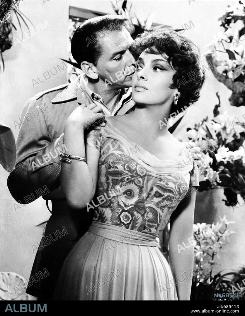 FRANK SINATRA y GINA LOLLOBRIGIDA en CUANDO HIERVE LA SANGRE, 1959 (NEVER SO FEW), dirigida por JOHN STURGES. Copyright M.G.M.
