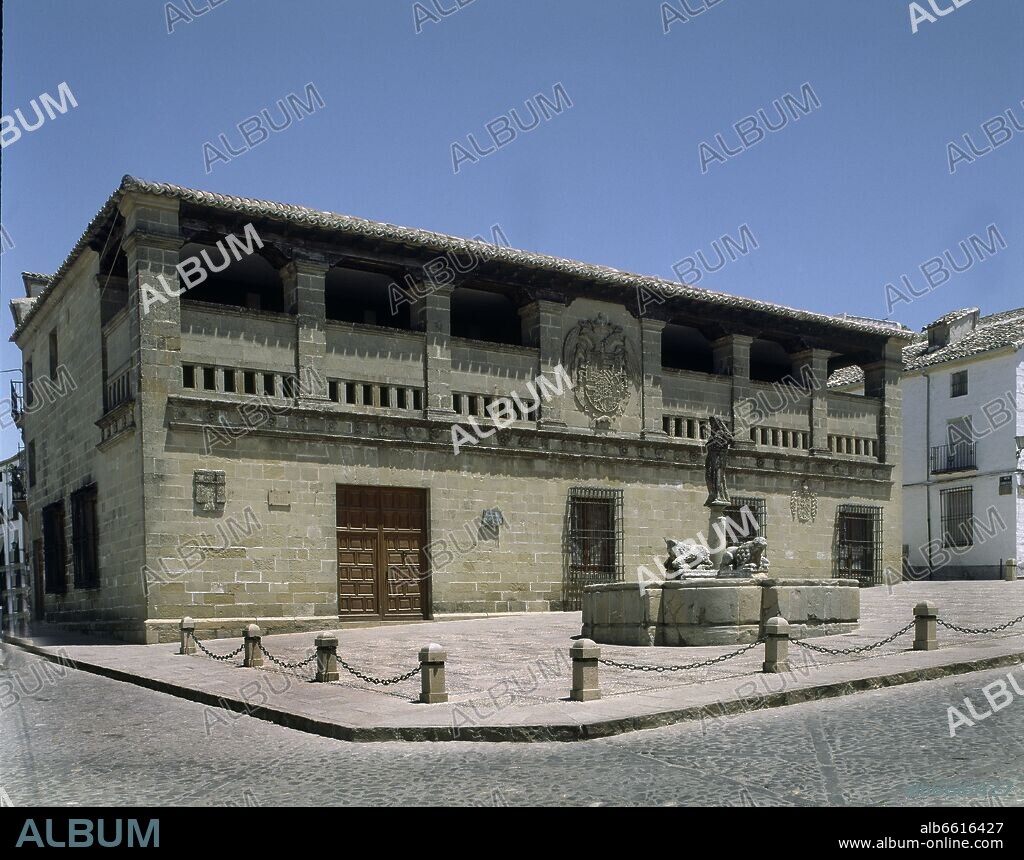 PLAZA DE LOS LEONES Y FUENTE PROCEDENTE DE CASTULO AL FONDO LA ANTIGUA CARNICERIA CONVERTIDA EN ARCHIVO Y MUSEO.