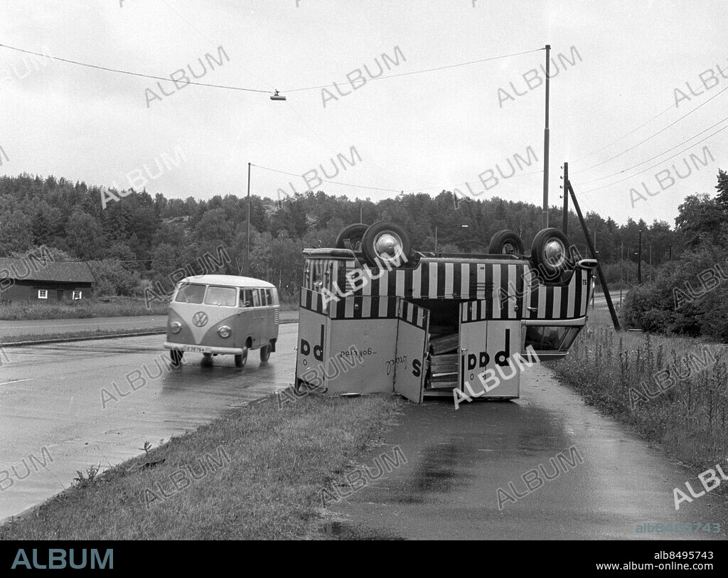 Göteborg 1959-06-29 - Trafikolycka - brödbil tillhörande Pååls bröd har hamnat på taket *** Local Caption *** GT. KAMERAREPORTAGE.