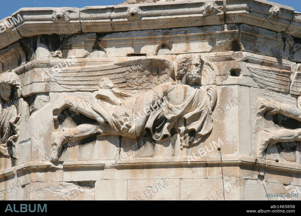 ARTE GRIEGO. TORRE DE LOS VIENTOS o RELOJ DE ANDRONIKOS KYRISTE. (s. I a. C.). Torre octogonal donde estan representados los ocho vientos clásicos. En su interior había una clepsidra o reloj hidráulico. Relieve con la representación de EUROS, el viento del sudeste, anciano que se protegía de la lluvia con su toga. Agora Romana. Atenas. Grecia.