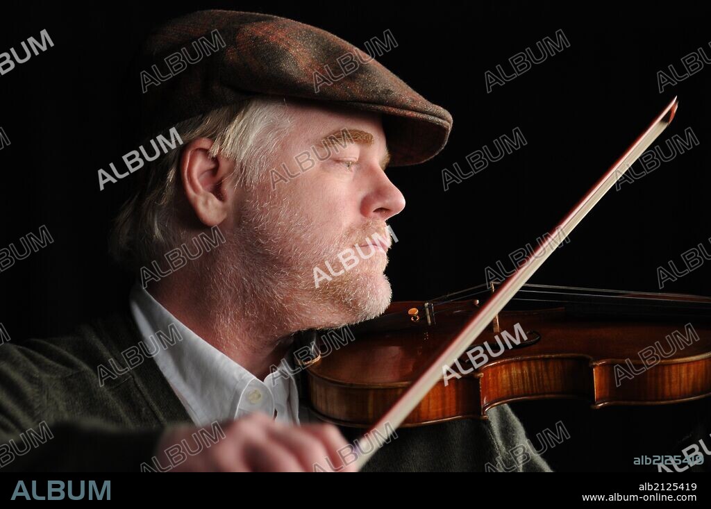 PHILIP SEYMOUR HOFFMAN in A LATE QUARTET, 2012, directed by YARON ZILBERMAN. Copyright OPENING NIGHT PRODUCTIONS.