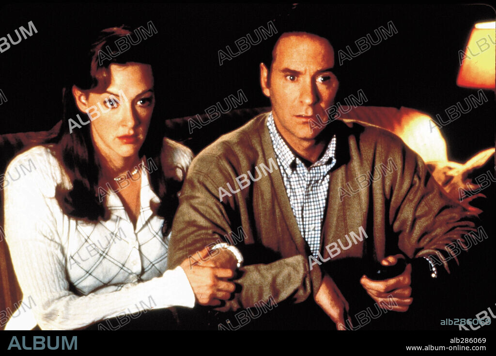 JOAN CUSACK and KEVIN KLINE in IN & OUT, 1997, directed by FRANK OZ. Copyright PARAMOUNT PICTURES.