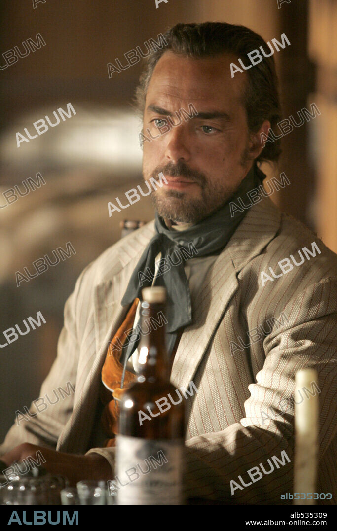 TITUS WELLIVER dans DEADWOOD, 2004, réalisé par ALAN TAYLOR, DAVIS GUGGENHEIM, EDWARD BIANCHI, MICHAEL ALMEREYDA et WALTER HILL. Copyright HBO / HYUN, DOUG.