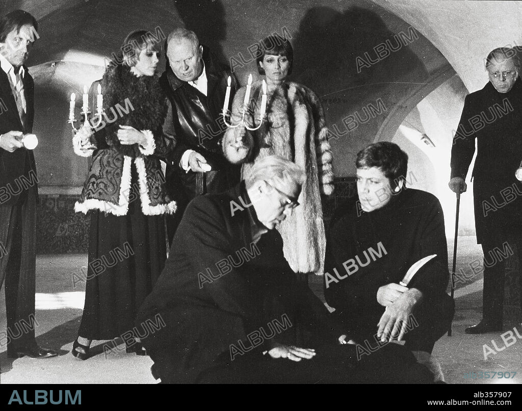 RICHARD ATTENBOROUGH, STEPHANE AUDRAN, LOM HERBERT, OLIVER REED y ELKE SOMMER. ELKE SOMMER, HERBERT LOM, OLIVER REED, RICHARD ATTENBOROUGH y STEPHANE AUDRAN en DIEZ NEGRITOS, 1965 (TEN LITTLE INDIANS), dirigida por GEORGE POLLOCK. Copyright WARNERS.