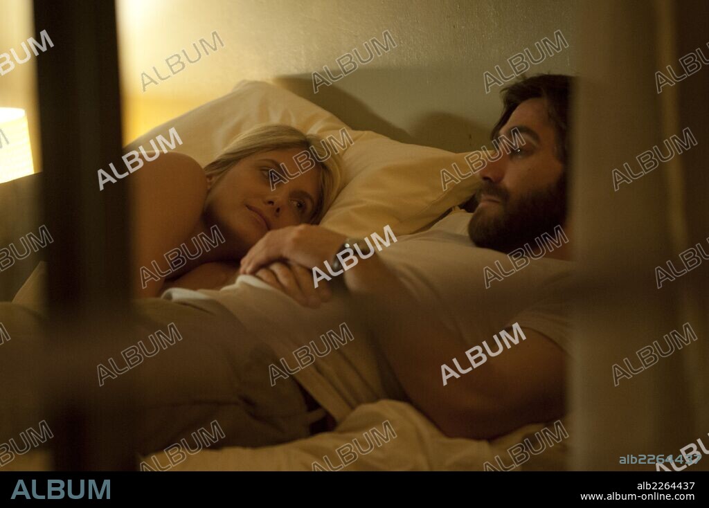 JAKE GYLLENHAAL y SARAH GADON en ENEMY, 2013, dirigida por DENIS VILLENEUVE. Copyright RHOMBUS MEDIA.