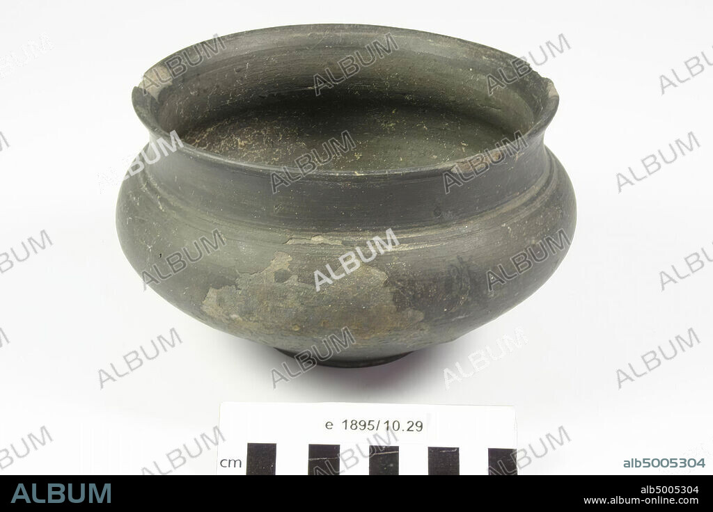 Pot of terra nigra. Chips from the edge, surface damage on the wall, pot, earthenware, terra nigra, h: 10.1 cm, diam: 17.2 cm, roman, Netherlands, Gelderland, Nijmegen, Nijmegen, Hunnerberg.