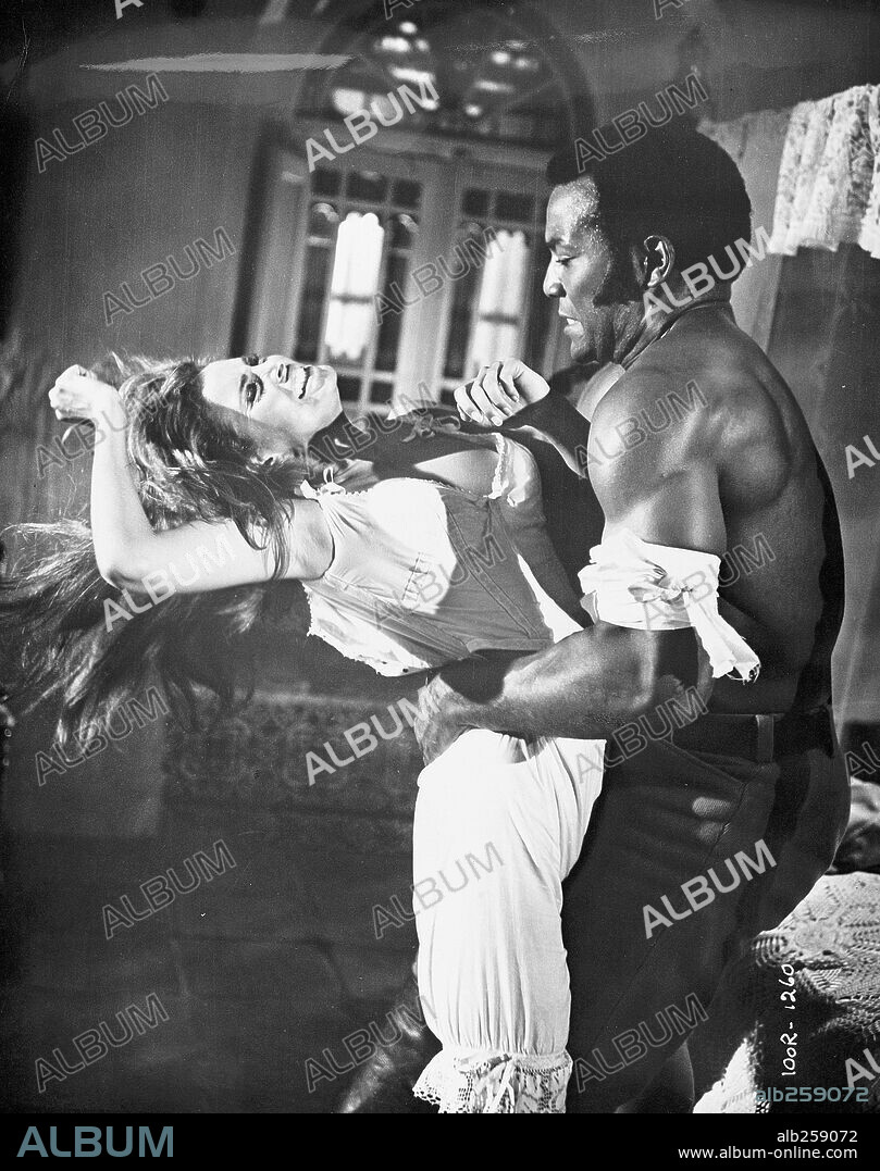 JIM BROWN et RAQUEL WELCH dans 100 RIFLES, 1969, réalisé par TOM GRIES. Copyright 20TH CENTURY FOX.