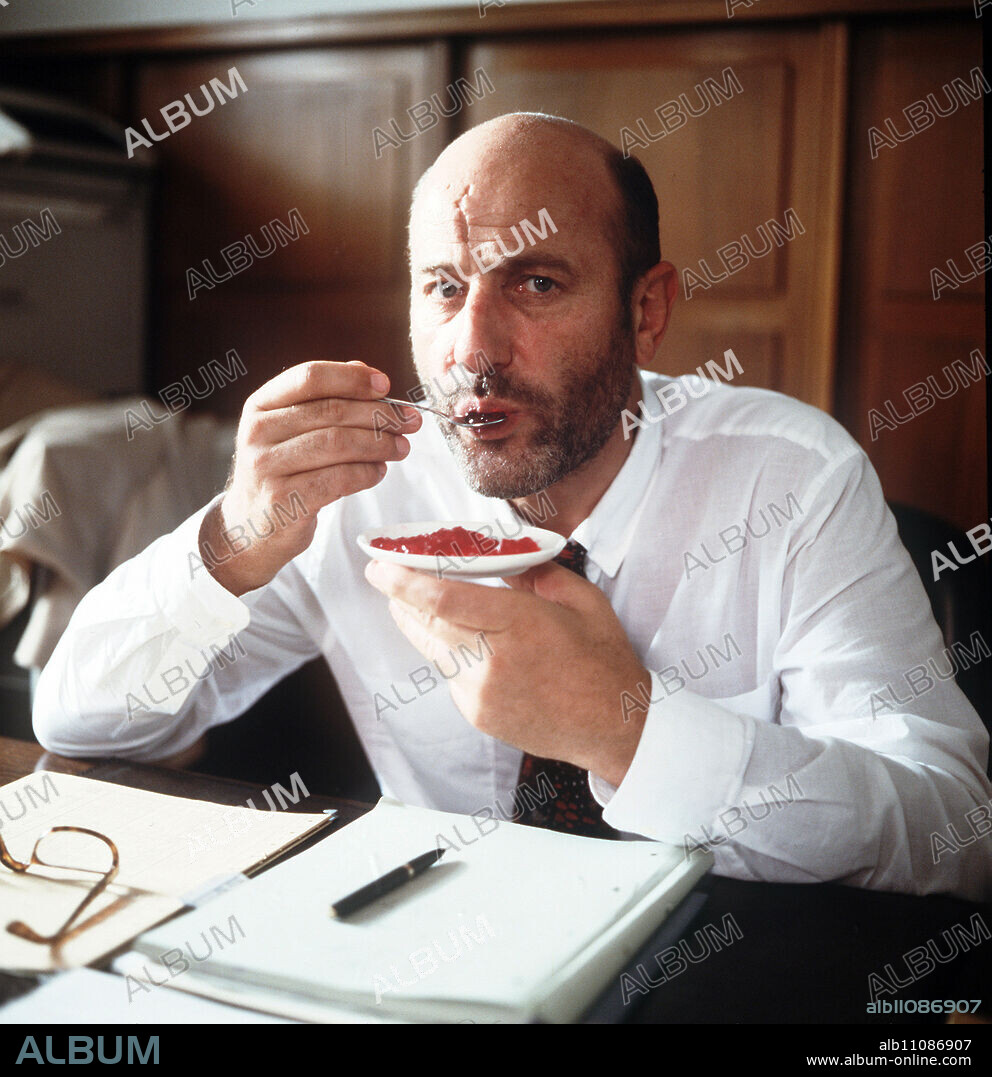 LIEBLING KREUZBERG / The new man / Image: Lawyer Robert Liebling (MANFRED KRUG) / Headline: LIEBLING KREUZBERG.