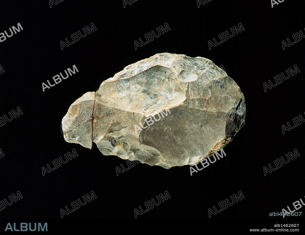 ARTE PREHISTORICO. PALEOLITICO. ESPAÑA. BIFAZ DE SILEX. Datado entre el periodo Paleolítico Superior (enre el 30.000 y el 10.000 a.C). Pieza encontrada en las prospecciones efectuadas en el término de Balaguer. Museo Comarcal de la Noguera. Balaguer. Cataluña.