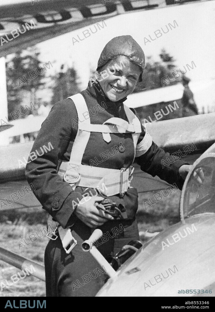 TYSKLAND omkring 1930. Orig. bildtext... NEUER DAUERWELTREKORD EINER DEUTSCHEN SEGELFLIEGERIN. Die Segelfliegerin Hanna Reitsch, die bei Rossitten 7 Std. 58 Min., also beinahe 8 Stunden in der Luft blieb. Orig. bildtext... HANNA REITSCH SLÅR HÖJDREKORD. Den kända segelflygerskan Hanna Reitsch slog nyligen världsrekord för damer i segelflygning. Hon nådde en höjd av 2.000 meter i sin Grunau-Baby "Christian". Fräulein Reitsch innehar redan rekordet i uthållighetsflygning med tiden 7 timmar och 58 minuter. Foto: Robert Sennecke / AB Text & Bilder / SVT / Kod: 5600 Mapp: Reitsch, Hanna Leende persons: HANNA REITSCH sites: TYSKLAND PhotoDate:193?-??-??.