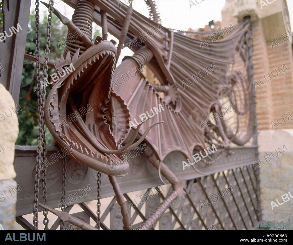 ANTONI GAUDÍ. DET DE LA PUERTA DE ENTRADA DE CARRUAJES- VERJA CON LA FIGURA DE UN DRAGON - 1884-87.