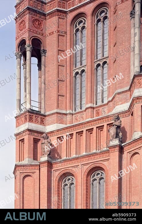 Berlin-Mitte, Rathaus Stadtmitte "Rotes Rathaus". (1861-69 erbaut; Arch.: Hermann Friedrich Waesemann; nach Kriegsschäden 1951-56 wiederhergestellt). - Teilansicht der Fassade mit dem Berliner Wappentier, dem Bären, als Schildhalter (Skulpturen an der Fassade des Turms. Foto, 2001.
