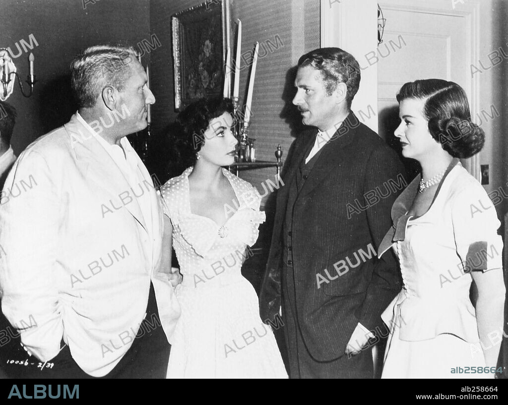 ELIZABETH TAYLOR, JOAN BENNETT, LAURENCE OLIVIER and SPENCER TRACY in CARRIE, 1952, directed by WILLIAM WYLER. Copyright PARAMOUNT PICTURES.