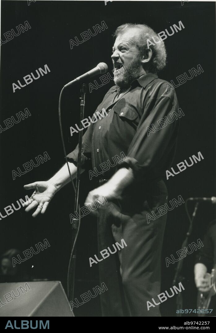 Madrid, 06/04/1992. Joe Cocker durante su actuación en el Palacio de los deportes de Madrid.