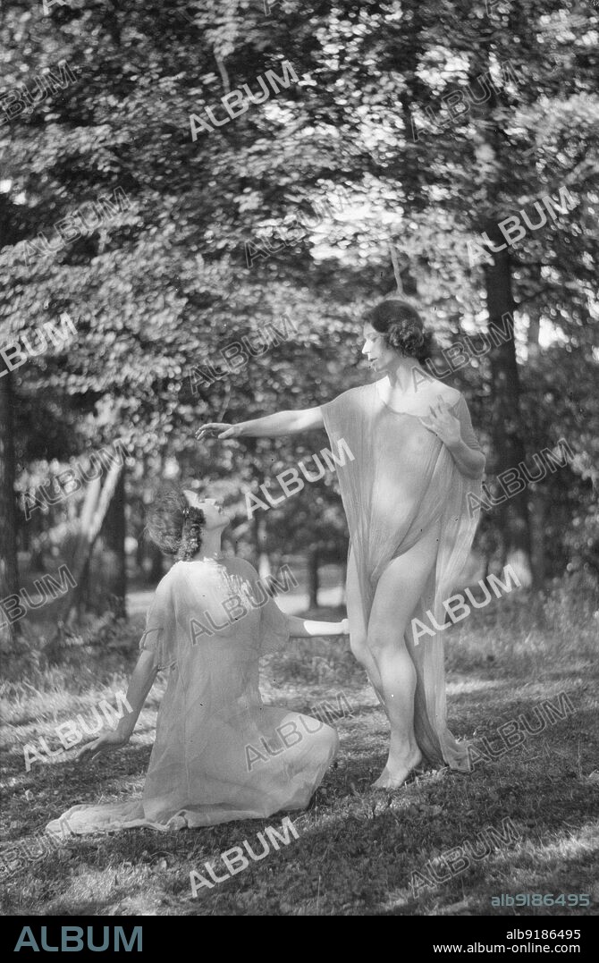 ARNOLD GENTHE. Desha and Leah dancing in Port Washington, 1921 Aug. 21.