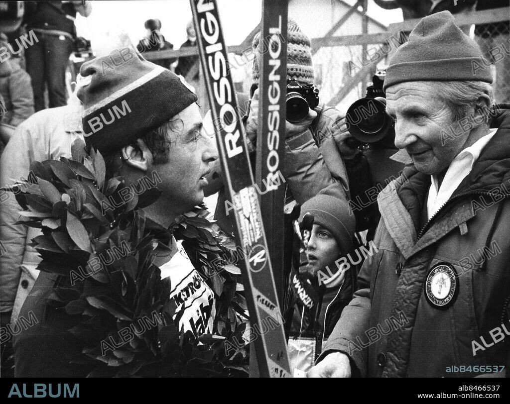 ARKIV 1982-03-07. Jean-Paul Pierrat, längdskidåkare från Frankrike med lagerkransen runt halsen talandes med tävlingsledaren Nils Mora-Nisse Karlsson vid målet i Mora efter att ha segrat i Vasaloppet 7:e mars 1982, men diskades strax efter loppet för ett olovligt skidbyte.. Foto: Gunnar Lundmark / SCANPIX / Kod: 11014.