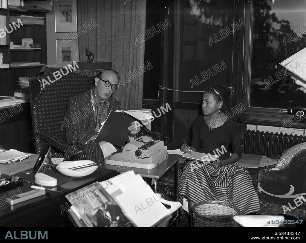 STOCKHOLM 1956-09-01. Karl Gerhard tillsammans med adoptivdottern Fatima hemma i villan i Saltsjöbaden. Foto: TT Historical / kod 1900.