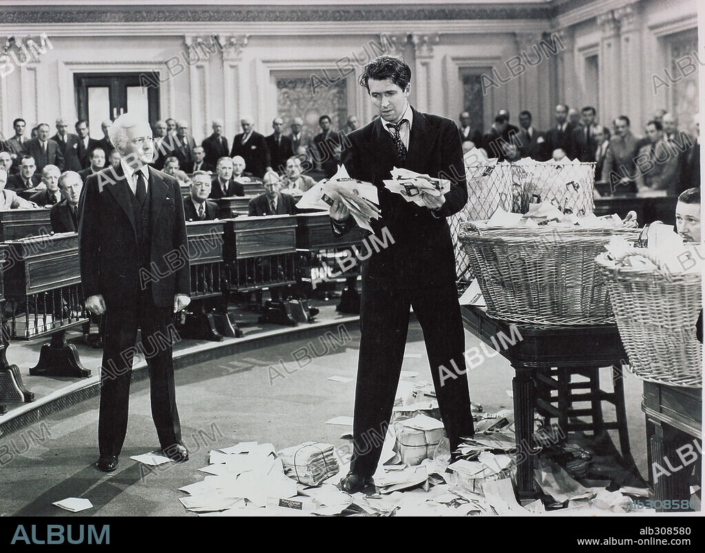 CLAUDE RAINS y JAMES STEWART en CABALLERO SIN ESPADA, 1939 (MR. SMITH GOES TO WASHINGTON), dirigida por FRANK CAPRA. Copyright COLUMBIA PICTURES.