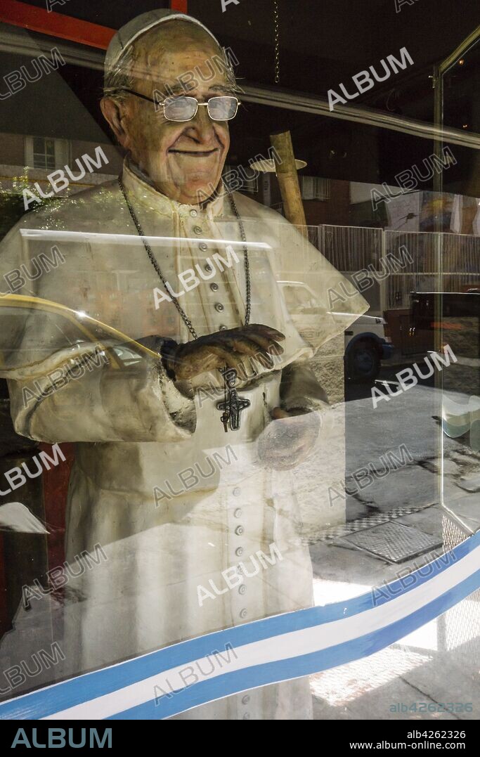 escultura de carton piedra del papa Francisco, Jorge Mario Bergoglio (Buenos Aires, Argentina; 17 de diciembre de 1936), es el 266.º y actual papa de la Iglesia católica, barrio San Telmo, Buenos Aires, republica Argentina, cono sur, South America.
