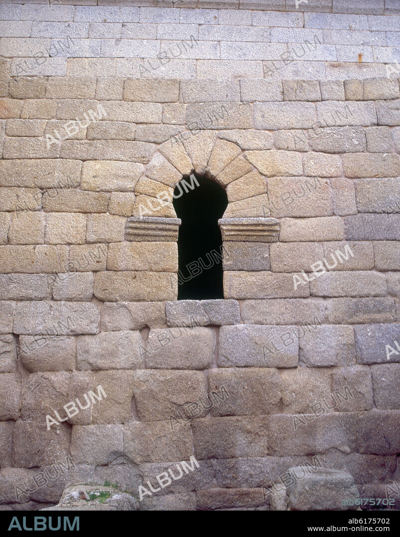 EXTERIOR- VENTANA DE ARCO DE HERRADURA- ARQUITECTURA MOZARABE- SIGLOS VIII Y IX.