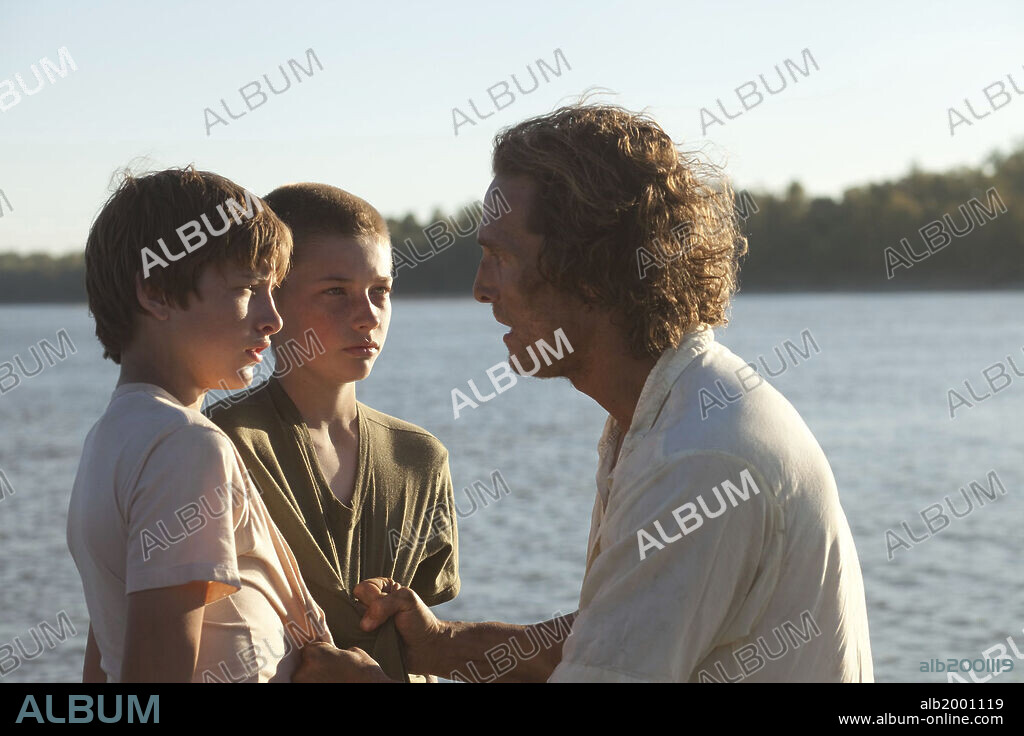 JACOB LOFLAND, MATTHEW McCONAUGHEY y TYE SHERIDAN en MUD, 2012, dirigida por JEFF NICHOLS. Copyright EVEREST ENTERTAINMENT / BRIDGES, JIM.