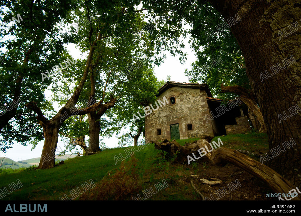 Ermita de Santa Engracia. Elizondo.Sendero de gran recorrido GR11.Baztan.Cordillera pirenaica.Navarra.España.