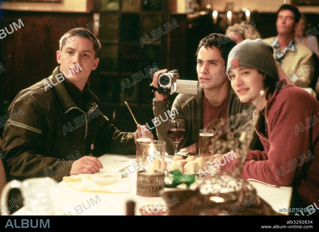 CHARLIE COX, GAEL GARCIA BERNAL y TOM HARDY en EL PUNTO SOBRE LA I, 2003 (DOT THE I), dirigida por MATTHEW PARKHILL. Copyright ARCADE PICTURES/SUMMIT ENTERTAINMENT/ALQUIMIA CINEMA.
