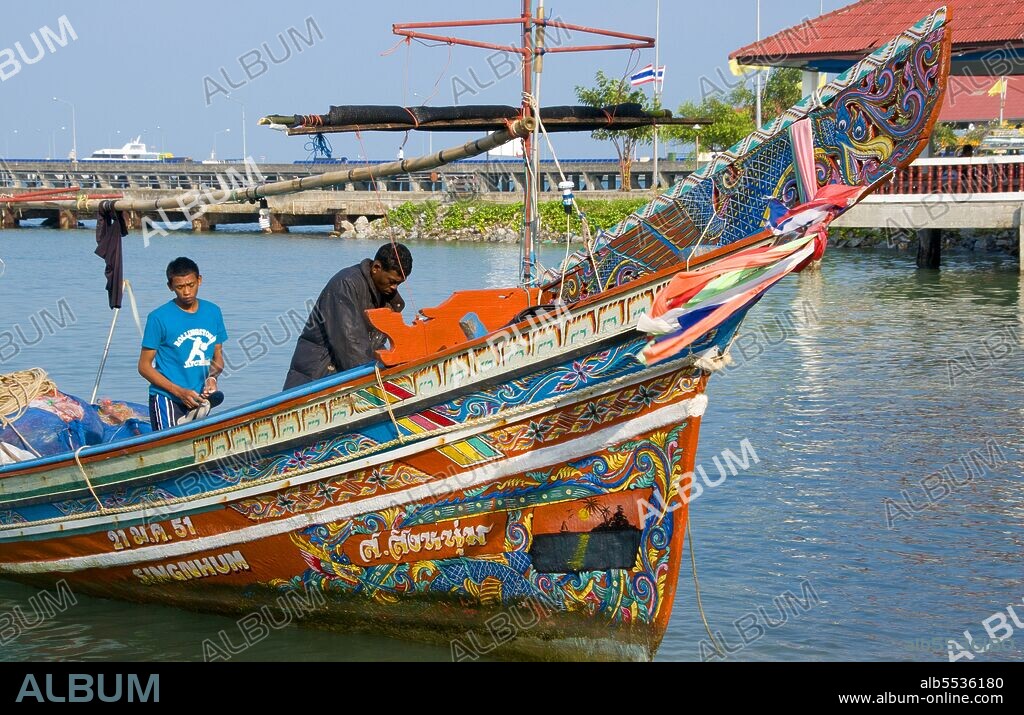 Along mainly the east coast of peninsular Thailand, from Ko Samui southward, colorful, painted fishing boats have been built and decorated by Muslim fishermen for hundreds of years. The finest examples of this now declining industry originate in the boatyards of Saiburi District, Pattani Province. Originally sailboats, korlae are now run with engines by local fishermen. Among the characters commonly depicted on the superbly detailed hull designs are the singha lion, the gagasura horned bird, the payanak sea serpent, and the garuda bird that is both the symbol of the Thai Kingdom and the mythical mount of the Hindu God Vishnu. Strange subject matter, perhaps, for a group of predominantly Muslim fishermen, but this is very much a cultural cross-over zone, where Thai Buddhism meets Malay Islam, and the resulting mix shows clearly in traditional korlae designs. The Samui Archipelago was first ‘discovered’ as a budget traveler’s paradise back in the 1970s, but has since moved considerably upmarket. Together with Phuket, the main island of the group, Ko Samui, is Thailand’s premier beach resort, and is truly a lovely island.