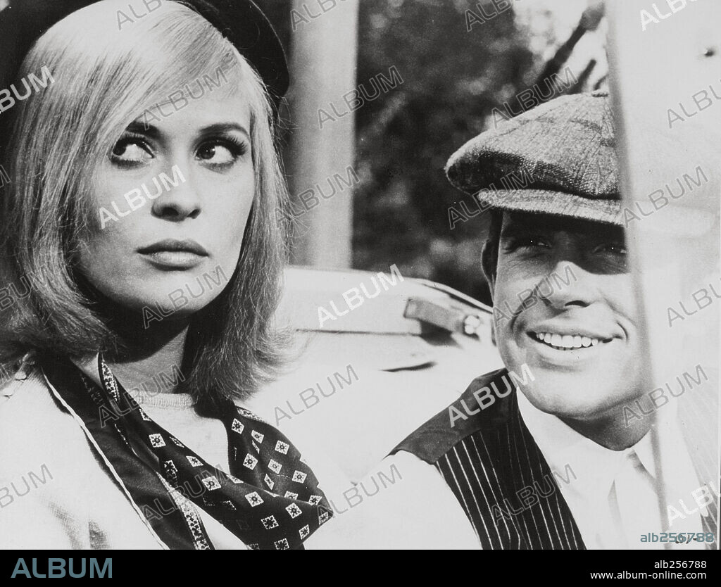 FAYE DUNAWAY and WARREN BEATTY in BONNIE AND CLYDE, 1967, directed by ARTHUR PENN. Copyright WARNER BROTHERS.