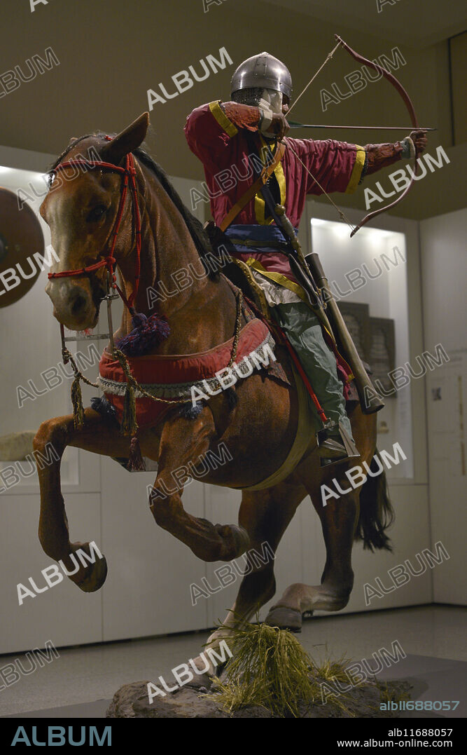 Soldado de Caballería Ligera del Reino de Granada, disparando un arco compuesto. Reproducción. Museo del Ejército. Toledo. España.