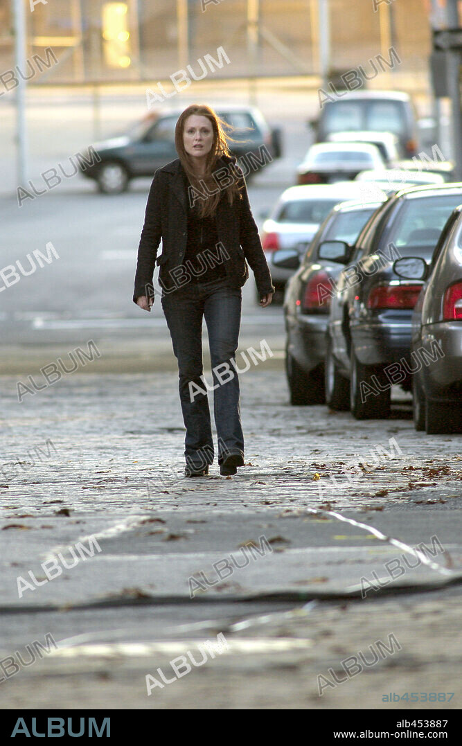 JULIANNE MOORE en MISTERIOSA OBSESION, 2004 (THE FORGOTTEN), dirigida por JOSEPH RUBEN. Copyright REVOLUTION STUDIOS.