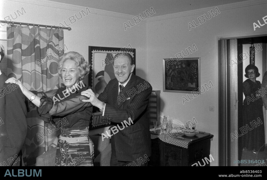 Göteborg - 1974-02-17 - Fest hos Mary Carlsson i Hovås - här ser vi hustrun till chefen på Park Avenue hotell Per Persson dansandes med Torsten Peter - legendarisk GT-journalist - *** Local Caption *** Krep 1974-103. KAMERAREPORTAGE.